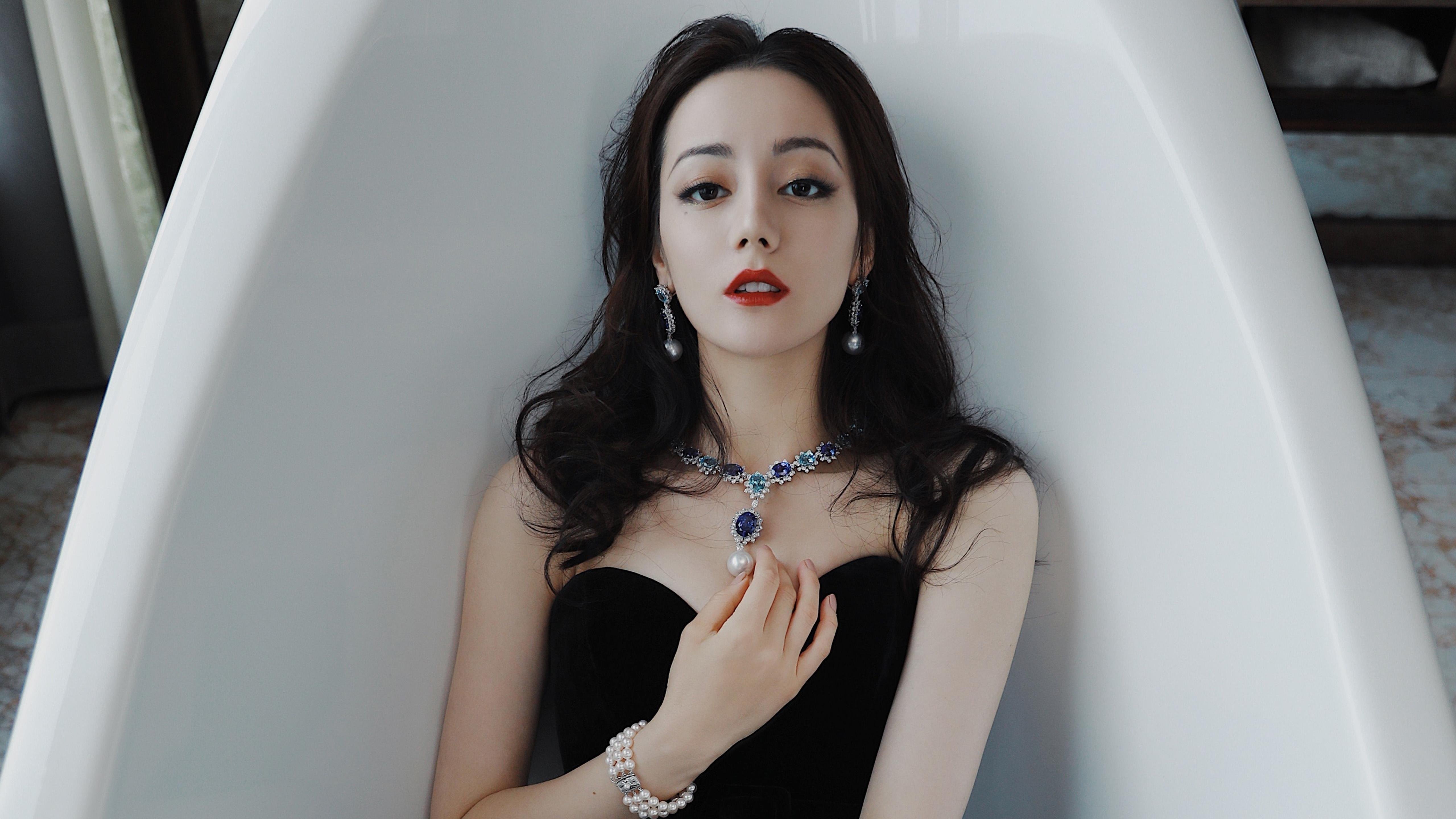 王权无赦,萨博尼斯铁血统治终结黄蜂青春风暴